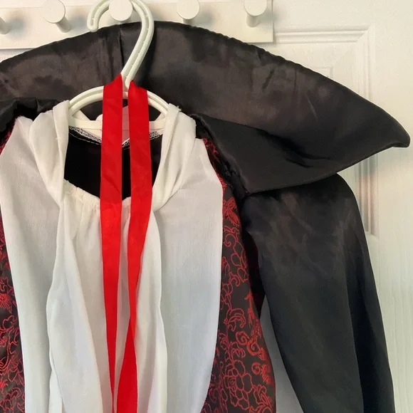 Men’s Vampire Costume - Picture 5 of 6